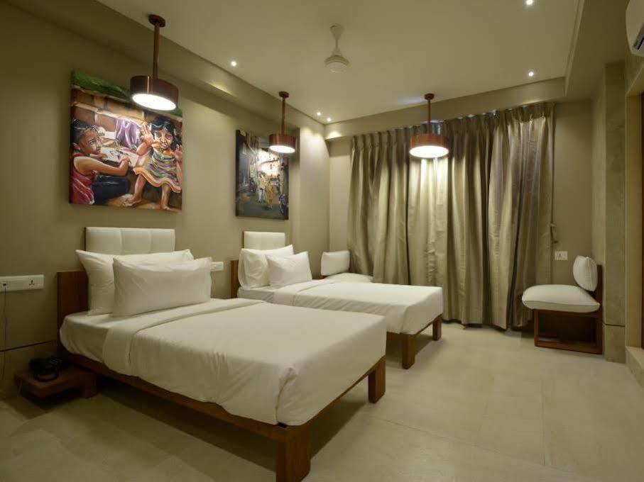 Urbane The Hotel Ahmedabad Esterno foto