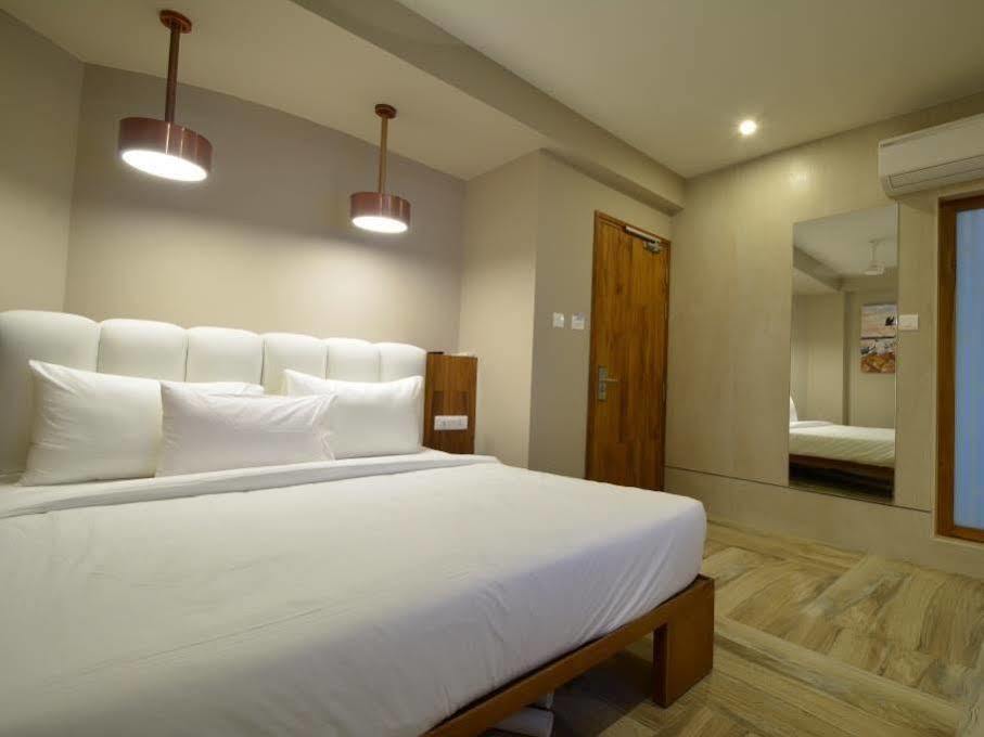 Urbane The Hotel Ahmedabad Esterno foto