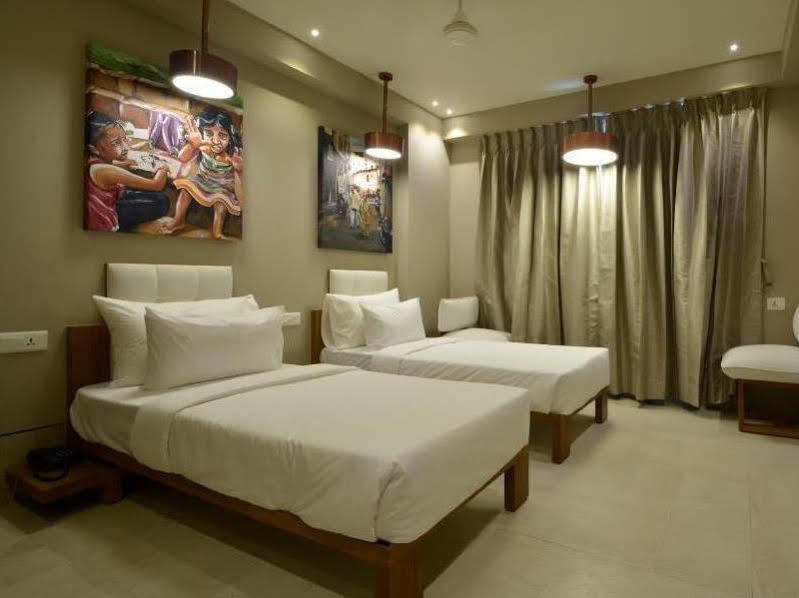 Urbane The Hotel Ahmedabad Esterno foto