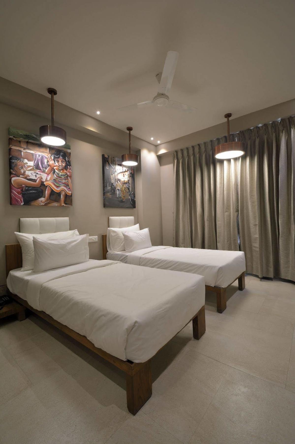 Urbane The Hotel Ahmedabad Esterno foto