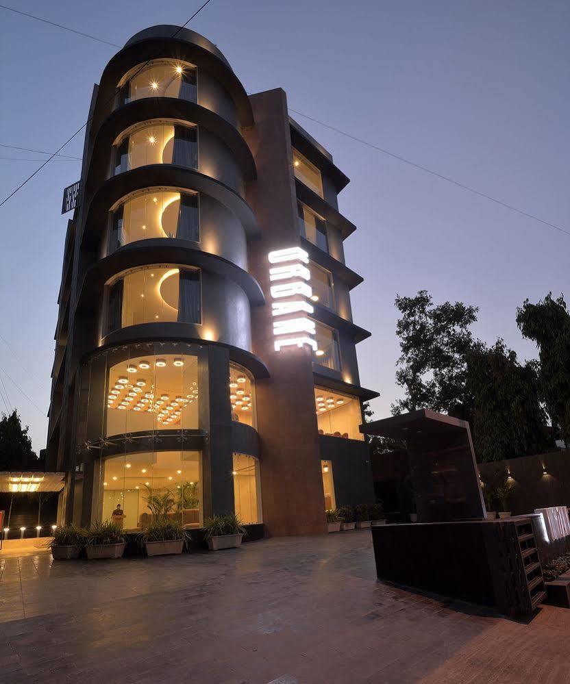 Urbane The Hotel Ahmedabad Esterno foto