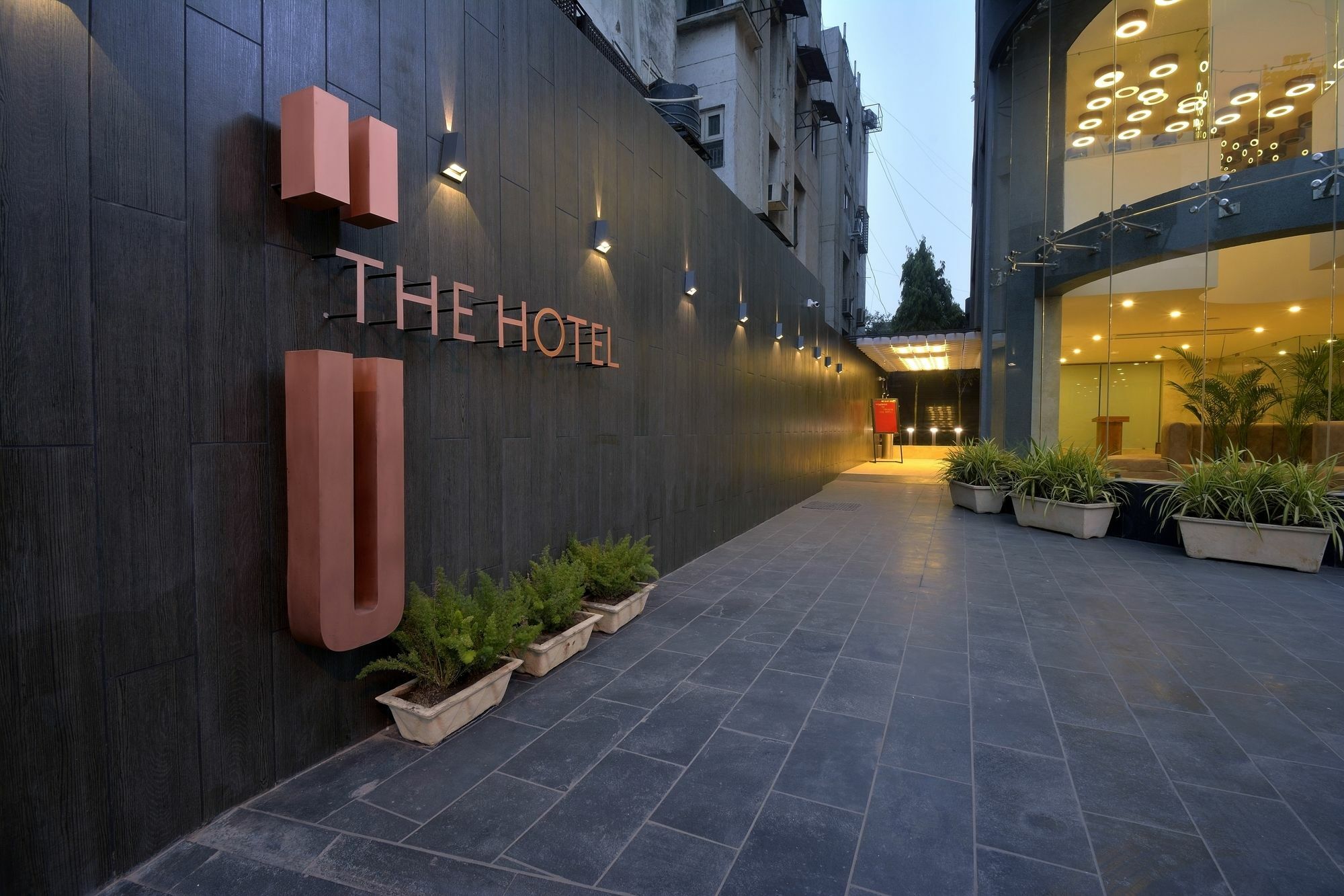 Urbane The Hotel Ahmedabad Esterno foto